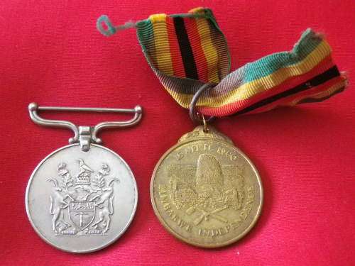 RHODESIAN GSM FULL SIZE MEDAL TO GUNNER (RhA) + ZIM INDEPENDENCE MEDAL - SEE PICS   (3623)