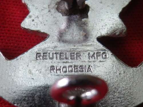 RHODESIA - SELOUS SCOUTS SILVER ANODISED BERET BADGE - STAMPED "REUTELER RHODESIA"    (2266)