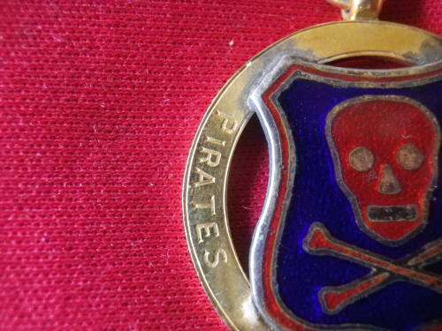 SA -" PIRATES CLUB"   GOLD 9ct  + STAMPED SILVER PENDANT - WEIGHT 8g -  1914      SEE BELOW (6620)