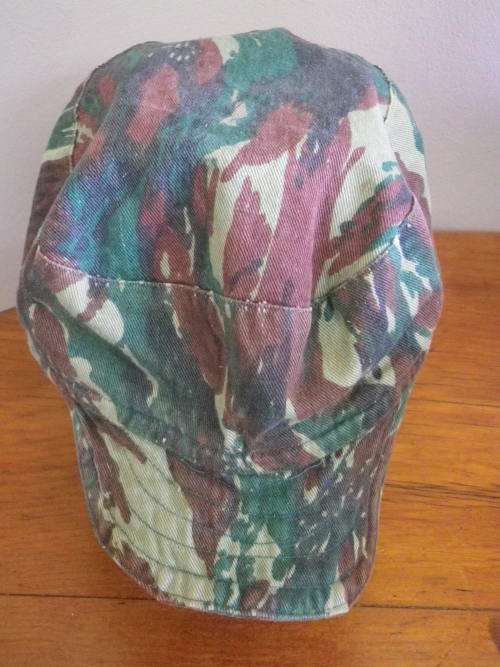 RHODESIAN BUSH WAR PICK UP - CAMMO CAP FROM OP BIRCH 1970 - INSCRIBED - RIM 58 cm / 23"  (3687)