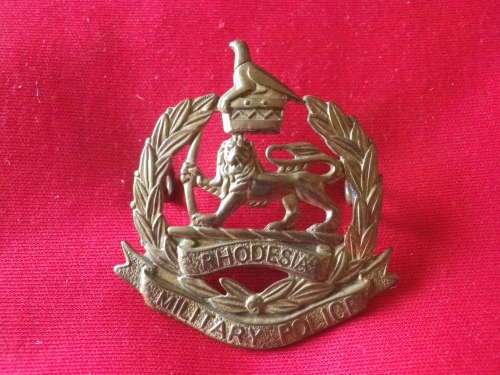 RHODESIAN MILITARY POLICE BRASS CAP BADGE     (2298)