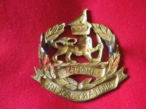 RHODESIAN MILITARY POLICE BRASS CAP BADGE     (2298)
