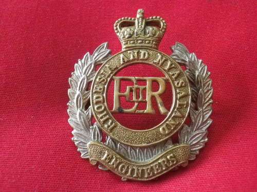 RHODESIA & NYASALAND - ENGINEERS CORPS. BI METAL CAP BADGE - RELUGGED      (6780)