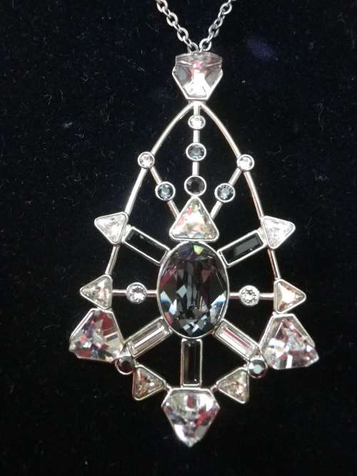 SWAROVSKI NEKLACE WITH STUNNING PENDANT. AS NEW, NEVER BEEN OUT OF ORIGINAL BOX.