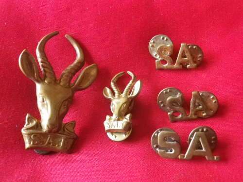 SADF - SAI BRASS BERET + COLLAR `BOKKOPS` + 3 TITLES    (7320)