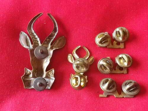 SADF - SAI BRASS BERET + COLLAR `BOKKOPS` + 3 TITLES    (7320)