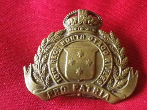 NEW ZEALAND - ARMED FORCES 10TH REGT. NORTH OTAGO RIFLES BRASS BADGE - CROSS ON CROWN MISSING (524)