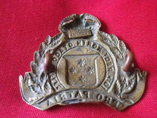 NEW ZEALAND - ARMED FORCES 10TH REGT. NORTH OTAGO RIFLES BRASS BADGE - CROSS ON CROWN MISSING (524)