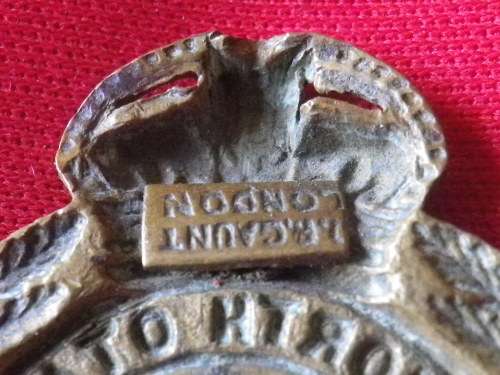 NEW ZEALAND - ARMED FORCES 10TH REGT. NORTH OTAGO RIFLES BRASS BADGE - CROSS ON CROWN MISSING (524)