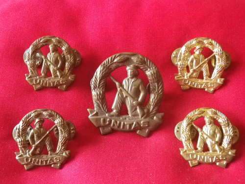 SADF - COMMANDO BRASS BERET BADGE + 2 PAIRS BRASS / GILT COLLAR BADGES   (514)