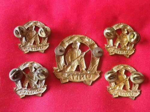 SADF - COMMANDO BRASS BERET BADGE + 2 PAIRS BRASS / GILT COLLAR BADGES   (514)