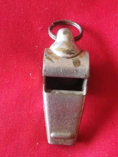 RAF WW2 DITCHING WHISTLE, AS ISSUED BY AIR MINISTRY -  ATTACHED TO AIRMEN'S JACKET COLLAR (6877)