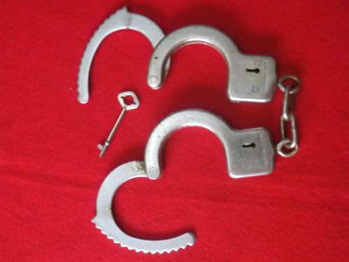 RHODESIA BSAP - UDI PERIOD HANDCUFFS - MADE REUTELER - KEY WORKS, NOT ORIGINAL     (6927)
