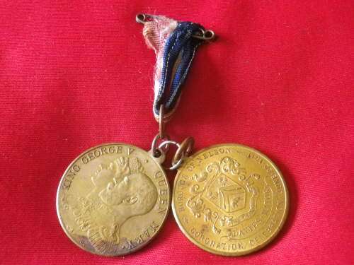 GB - KING GEORGE V CORONATION + SILVER JUBILEE MEDALLIONS   (3769)