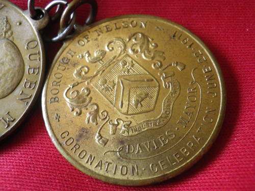 GB - KING GEORGE V CORONATION + SILVER JUBILEE MEDALLIONS   (3769)