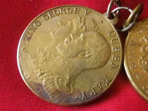 GB - KING GEORGE V CORONATION + SILVER JUBILEE MEDALLIONS   (3769)