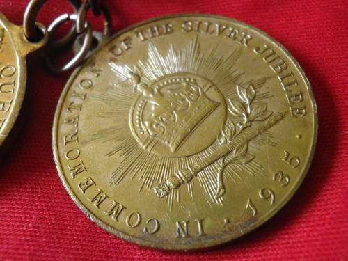 GB - KING GEORGE V CORONATION + SILVER JUBILEE MEDALLIONS   (3769)