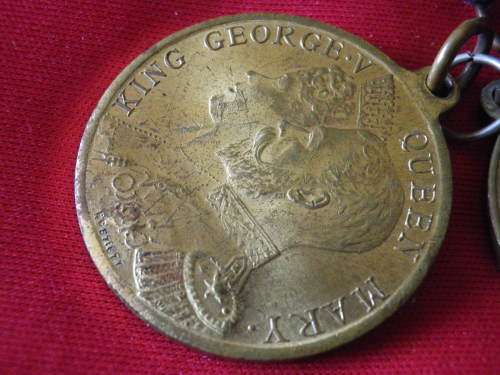 GB - KING GEORGE V CORONATION + SILVER JUBILEE MEDALLIONS   (3769)