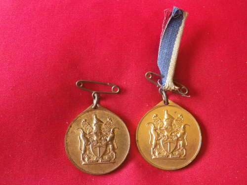 RHODESIA - 2 X WW2 COMMEMORATIVE MEDALLIONS     (3770)