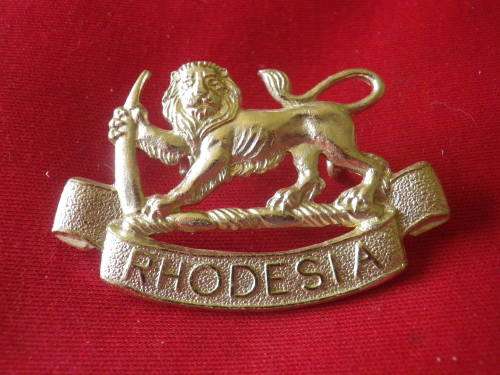 RHODESIAN STAFF CORPS  - GOLD ANODISED CAP  BADGE     (3757)