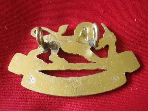 RHODESIAN STAFF CORPS  - GOLD ANODISED CAP  BADGE     (3757)