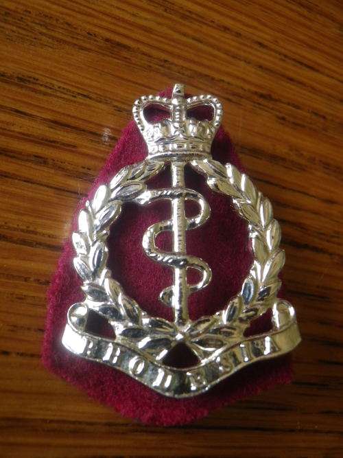 RHODESIAN MEDICAL CORPS  - QC GOLD ANODISED CAP BADGE + ORIGINAL BACKING     (3763)