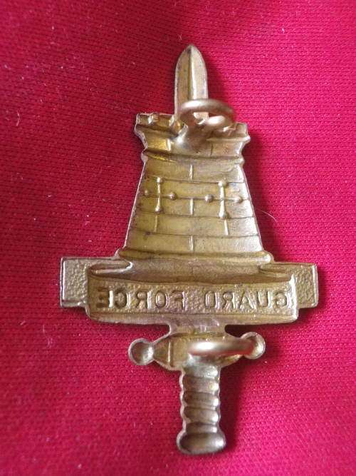 RHODESIA - GUARD FORCE BRASS CAP BADGE       (3754)