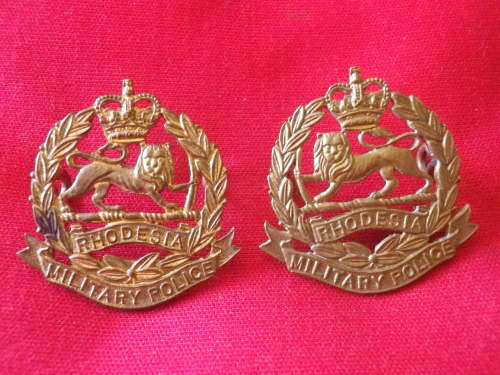 RHODESIAN MILITARY POLICE - QC  FACING PAIR BRASS COLLAR BADGES     (6974)