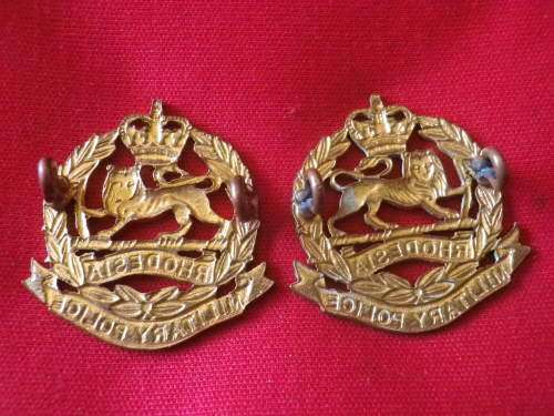 RHODESIAN MILITARY POLICE - QC  FACING PAIR BRASS COLLAR BADGES     (6974)
