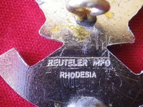 SELOUS SCOUTS OR'S SILVER ANODISED BERET BADGE - MADE REUTELER - MINOR RESIDUE /SCRATCHES ON BACK