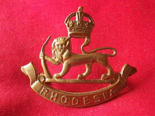 RHODESIAN STAFF CORPS - KC BRASS CAP BADGE -"THIN LION" VARIETY - MINOR POLISH   (3760)