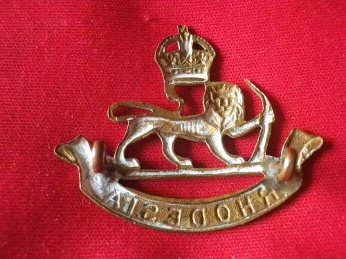 RHODESIAN STAFF CORPS - KC BRASS CAP BADGE -"THIN LION" VARIETY - MINOR POLISH   (3760)