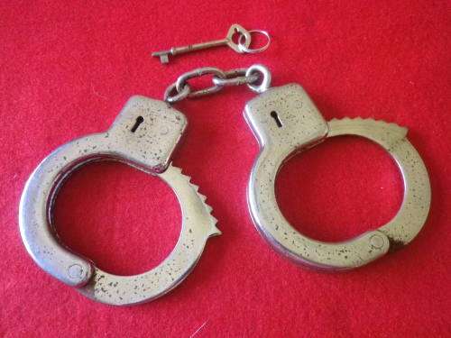 RHODESIA BSAP - HANDCUFFS - MADE REUTELER - SOME TARNISH - KEY WORKS BUT NOT ORIGINAL  (7090)