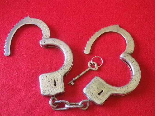 RHODESIA BSAP - HANDCUFFS - MADE REUTELER - SOME TARNISH - KEY WORKS BUT NOT ORIGINAL  (7090)