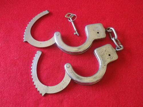 RHODESIA BSAP - HANDCUFFS - MADE REUTELER - SOME TARNISH - KEY WORKS BUT NOT ORIGINAL  (7090)