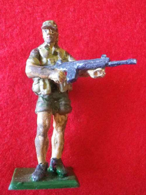 RHODESIA BSAP - PATU FIGURINE `ON PATROL`  - MADE FRONTLINE -  HEIGHT 6.3cm  (2361)