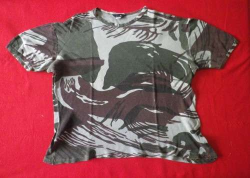 RHODESIA ARMY CAMMO TEE SHIRT - SIZE L 107 - 112CM - SOME HOLES and STRETCHING   (1039)