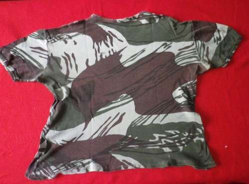 RHODESIA ARMY CAMMO TEE SHIRT - SIZE L 107 - 112CM - SOME HOLES and STRETCHING   (1039)