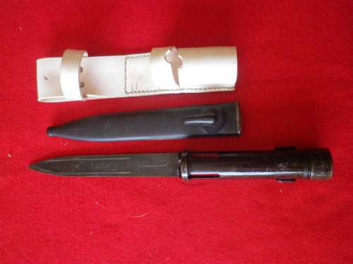 RHODESIAN ARMY - WHITE PLASTIC FROG + FN / RI BAYONET - AS WORN BY RLI WITH PARADE DRESS    (7181)