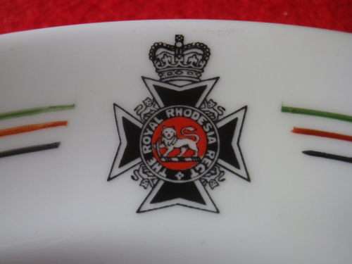 ROYAL RHODESIAN REGT.  -  QC MESS DINNER + SIDE PLATES -    OD`S  17.8cm / 22cm   (7166)