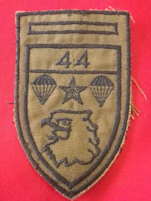 SADF - 44 PARA BRIGADE - 4 PARA BATTALION LH SLIP ON SUBDUED FLASH + PINS  -DINNES 5519    (2560)