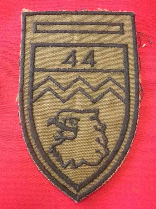 SADF - 44 PARA BRIGADE - 18 LIGHT REGT.   LH SLIP ON SUBDUED FLASH -DINNES 5516       (2553)