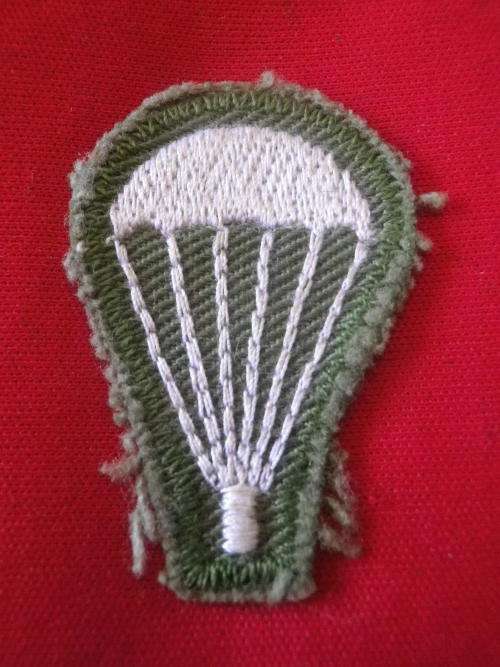 RHODESIAN ARMY - NON OPERATIONAL PARACHUTISTS BADGE - FOR COMBAT DRESS - UNCOMMON   (7322)