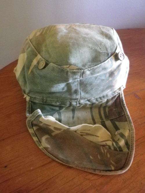 RHODESIAN ARMY - CAMMO CAP WITH DAYGLO INNER LINING - RIM 61cm/24" LARGE   (3819)