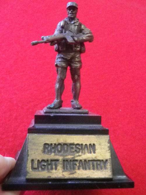 RHODESIA - RLI TROOPIE FIGURINE - BASE MADE STEELWARE - TROOPIE MADE FRONTLINE 95mm HT. (INC PLINTH)