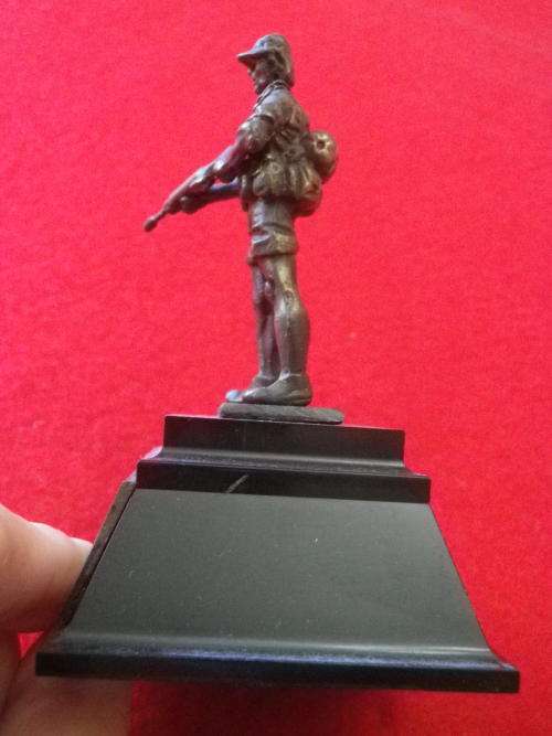 RHODESIA - RLI TROOPIE FIGURINE - BASE MADE STEELWARE - TROOPIE MADE FRONTLINE 95mm HT. (INC PLINTH)