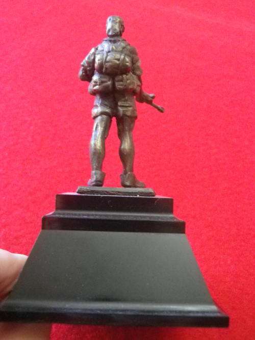 RHODESIA - RLI TROOPIE FIGURINE - BASE MADE STEELWARE - TROOPIE MADE FRONTLINE 95mm HT. (INC PLINTH)