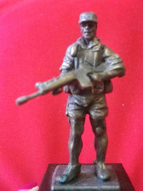 RHODESIA - RLI TROOPIE FIGURINE - BASE MADE STEELWARE - TROOPIE MADE FRONTLINE 95mm HT. (INC PLINTH)