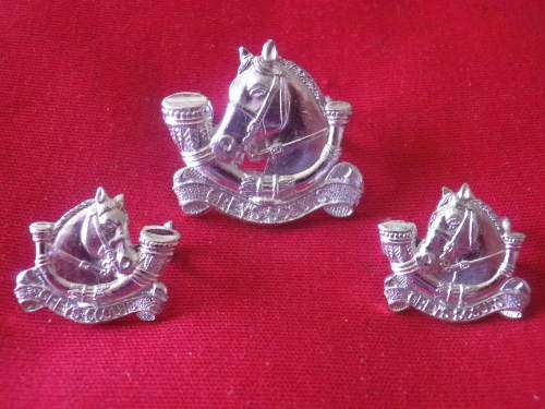 RHODESIA - GREY'S SCOUTS SET ANODISED CAP + FACING COLLAR BADGES - STAMPED REUTELER SBY- EARLY ISSUE