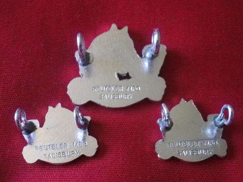 RHODESIA - GREY'S SCOUTS SET ANODISED CAP + FACING COLLAR BADGES - STAMPED REUTELER SBY- EARLY ISSUE